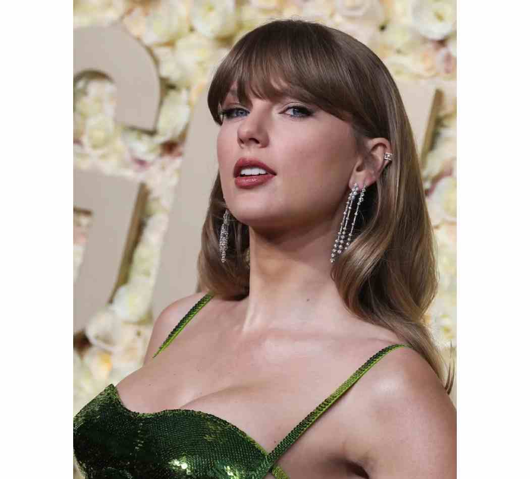 Taylor Swift outfit criticism Golden Globes