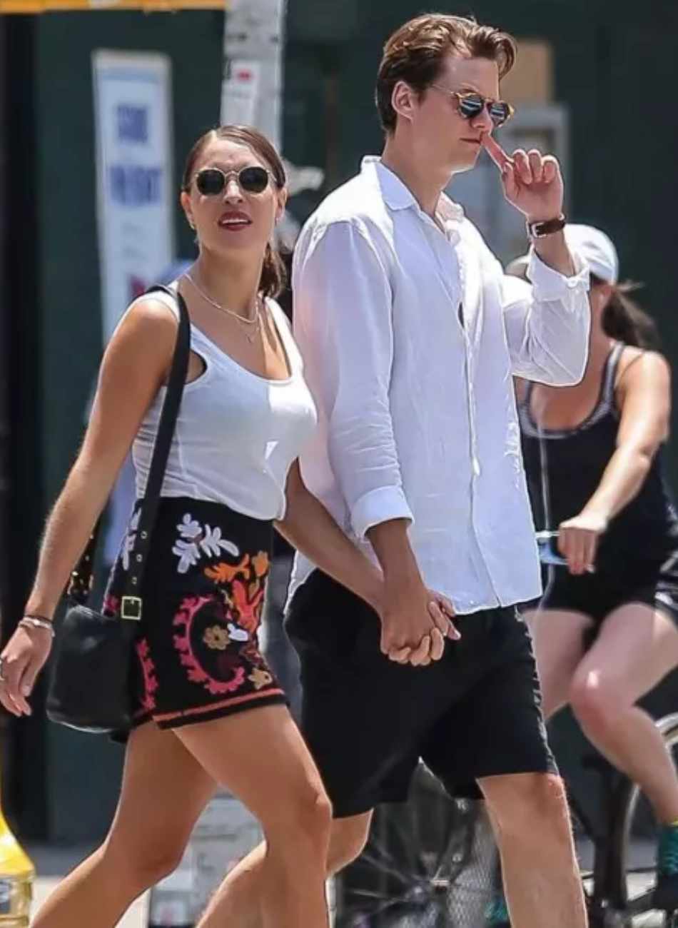 Bill Skarsgard girlfriend