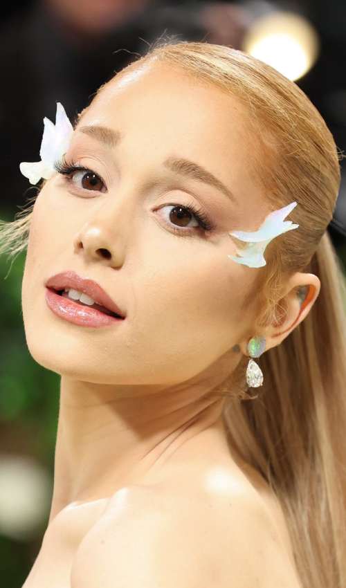 Ariana Grande to Host SNL Christmas Show With Cher