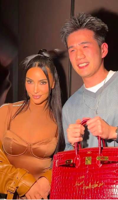 Kim Kardashian Signs